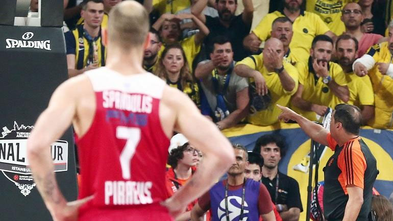 Oι διαιτητές σφύριξαν με ευκολία φάουλ υπέρ της Φενέρ σε κάποια σημεία του ματς, ωστόσο το ματς χάθηκε απο την κακή απόδοση που είχαν οι παίκτες του Ολυμπιακού