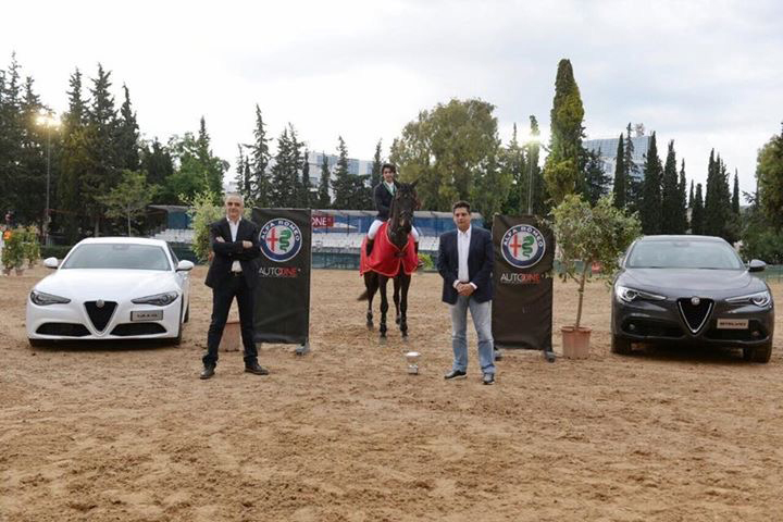 Ο διευθυντής marketing της FCA Λεωνίδας Δαβουλάρης (δεξιά) και ο γενικός διευθυντής της Autoone Γιώργος Αγραφιώτης απένειμαν τα έπαθλα στους διακριθέντες του αγώνα.