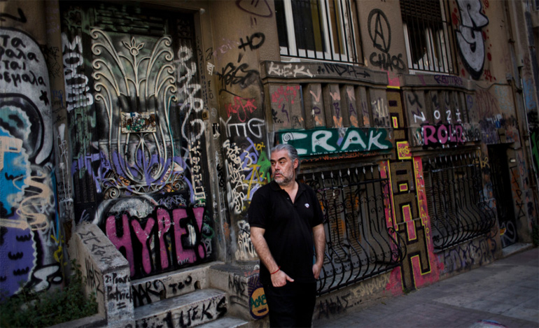 Ο Τάσος Σαγρής, μέλος της αναρχικής ομάδας Void Network και της «αυτο-οργανωμένης» ομάδας θεάτρου Embros