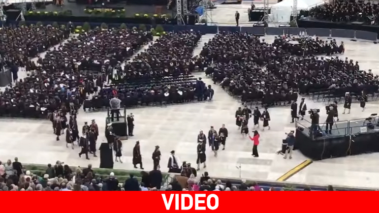 ΗΠΑ: Ο αντιπρόεδρος ανέβηκε στο βήμα και οι ακροατές αποχώρησαν!