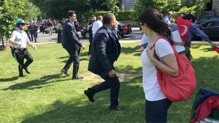 Ζητάει και τα ρέστα η Άγκυρα για τα ντροπιαστικά επεισόδια έξω από τον Λευκό Οίκο