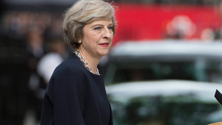 Βρετανία: Η Μέι αναγκάζεται να κάνει στροφή 180 μοιρών για τον «φόρο άνοιας»