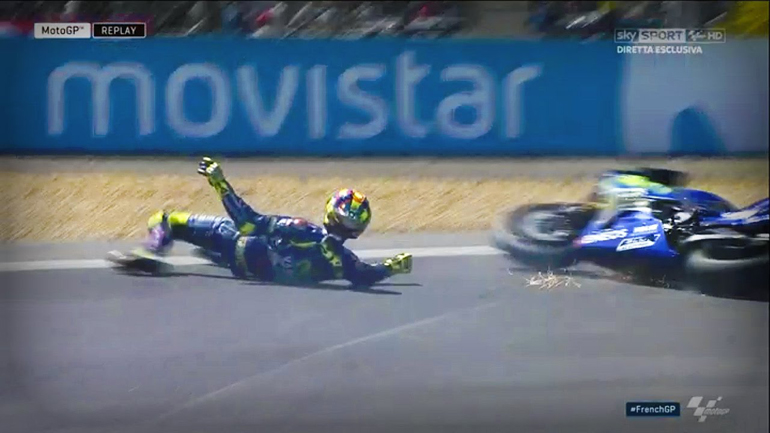 O Rossi πέφτει λίγες στροφές πριν ολοκληρωθεί ο αγώνας...