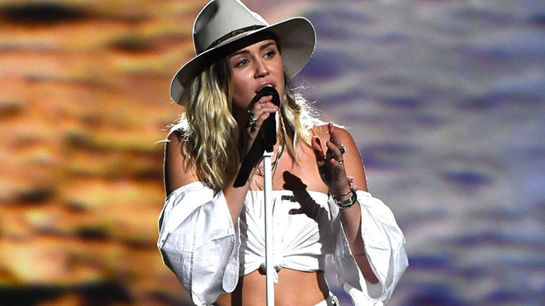 Όταν δάκρυσε η Μάιλι Σάιρους