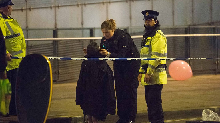 Οι αστυνομικοί με ένα παιδάκι που προφανώς ψάχνει τους δικούς του ανθρώπους