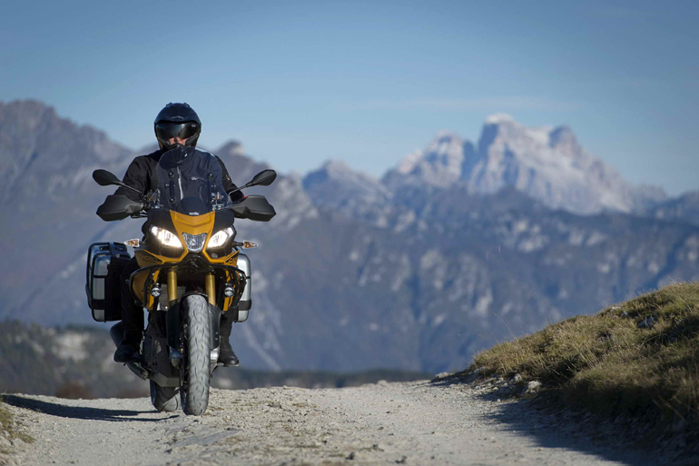 Αν είσαι κάτοχος Aprilia θα μπορέσεις να μάθεις συγκεκριμένες τεχνικές σχετικά με το χειρισμό καθημερινών ή και οριακών καταστάσεων