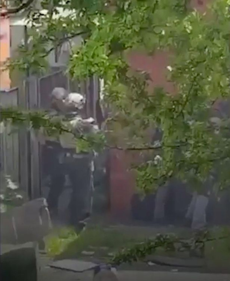 Οι άνδρες της αστυνομίας εισβάλουν στο σπίτι του δράστη