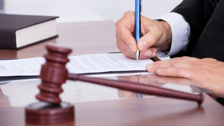 Συμβολαιογράφοι: Διεξαγωγή πλειστηριασμών με ποσό κατάσχεσης από 300.000 ευρώ