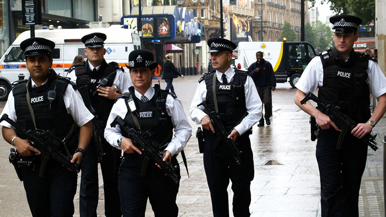 Αστυνομικές ενισχύσεις στους δρόμους του Λονδίνου μετά το χτύπημα στο Μάντσεστερ