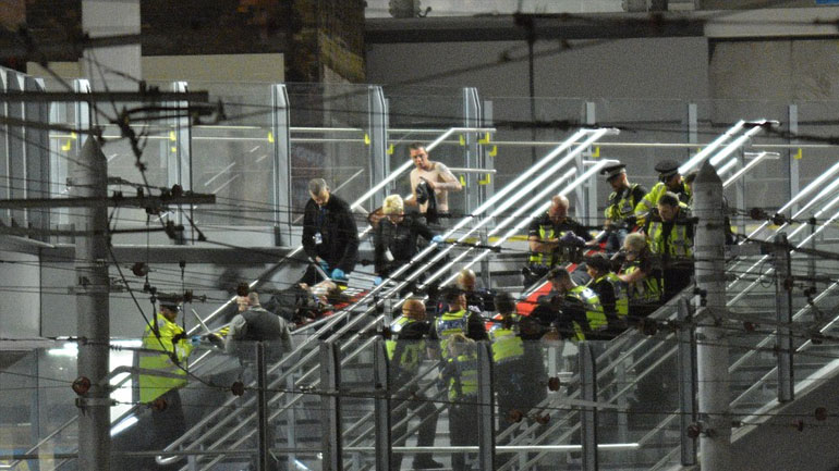 Η μεταφορά ενός τραυματία με φορείο