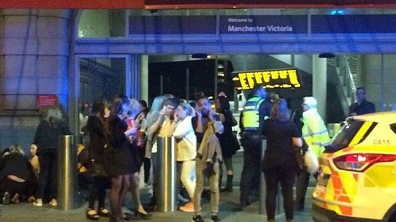 Συγγενείς προσπαθούν να μιλήσουν με τα οικεία τους πρόσωπα