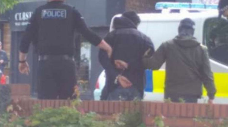 Σε αστυνομική επιχείρηση στο Μάντσεστερ συνελήφθη ένας άνδρας 23 ετών, καθώς φέρεται να συνδέεται με τη χθεσινή αιματηρή επίθεση