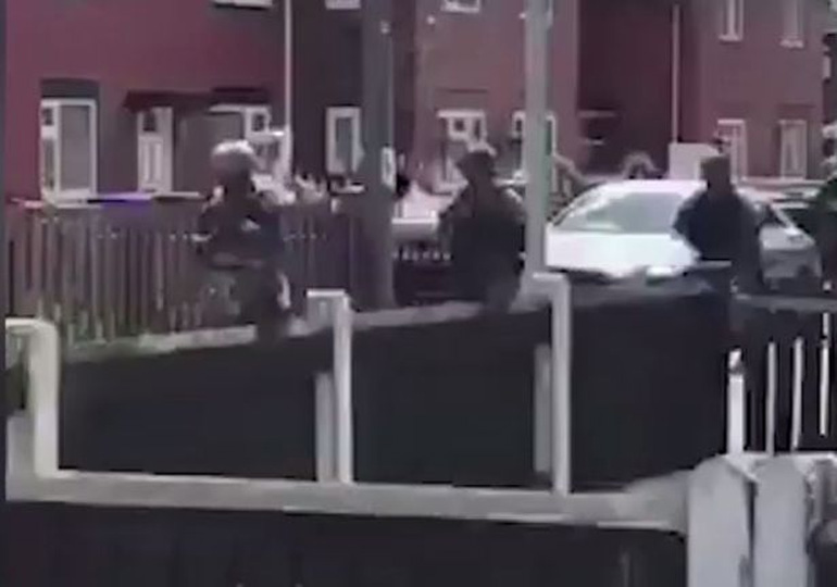 Η αστυνομία φτάνει στο σπίτι του δράστη