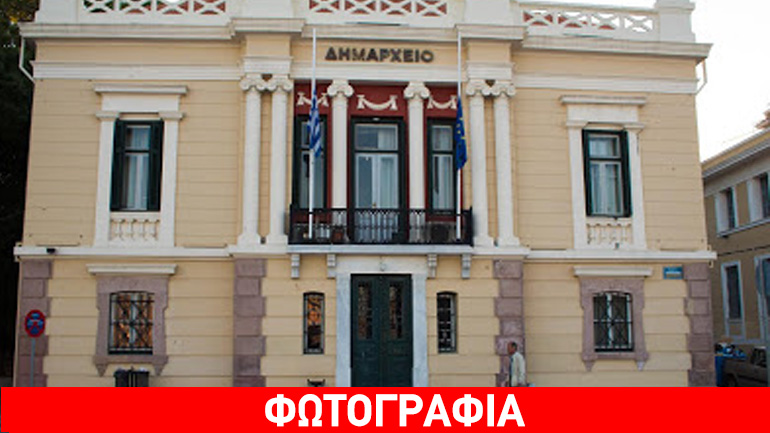 Σβηστά φώτα και μεσίστιες σημαίες στο Δημαρχείο Λέσβου για την επίθεση στο Μάντσεστερ