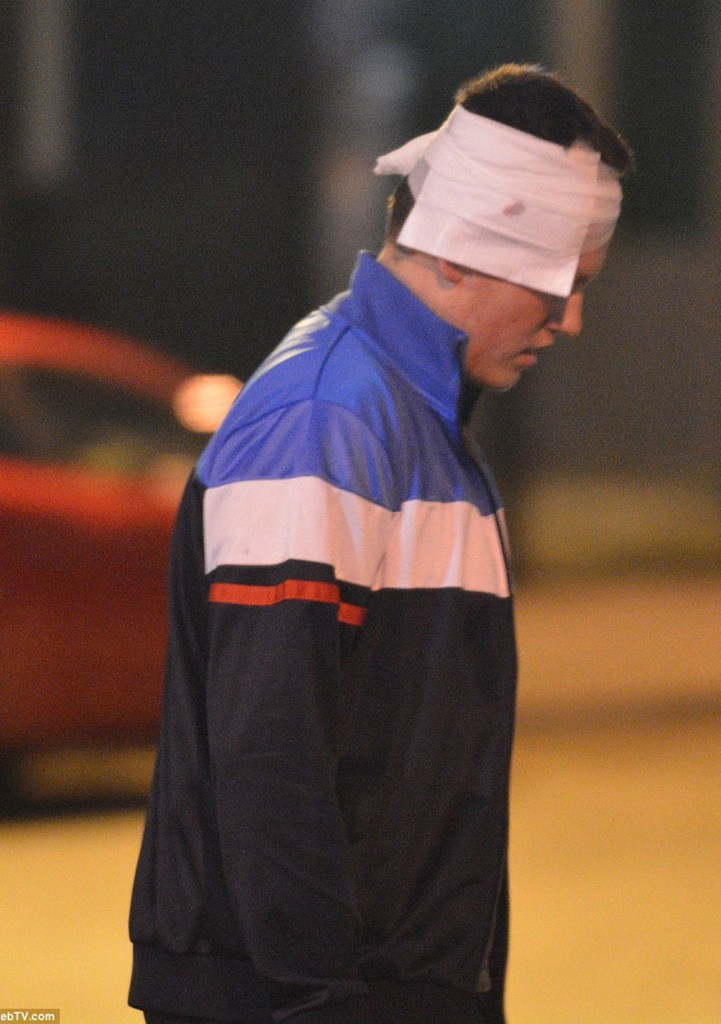 Ένας νεαρός άνδρας που έχει τραυματιστεί στο κεφάλι