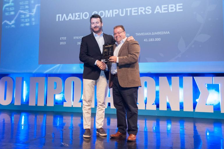 Ο Κώστας Γεράρδος, Αντιπρόεδρος και Διευθύνων Σύμβουλος παραλαμβάνει το βραβείο.