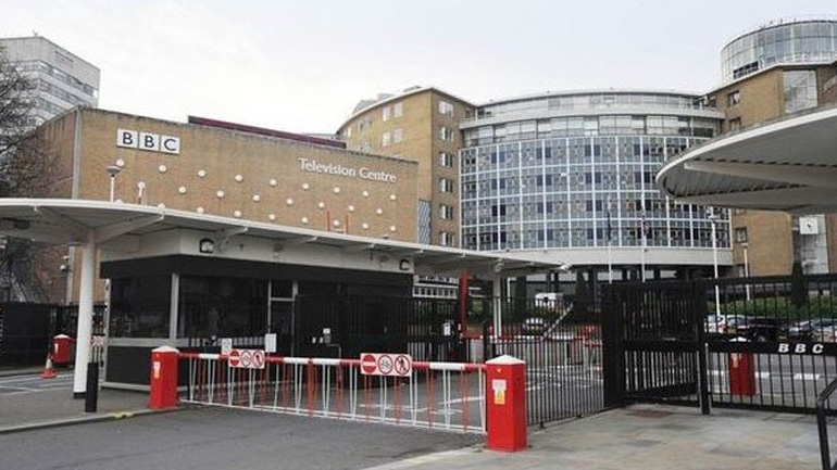 Σταθμός του ραδιοφωνικού δικτύου του BBC εκπέμπει εκ νέου μετά την εκκένωση των εγκαταστάσεών του