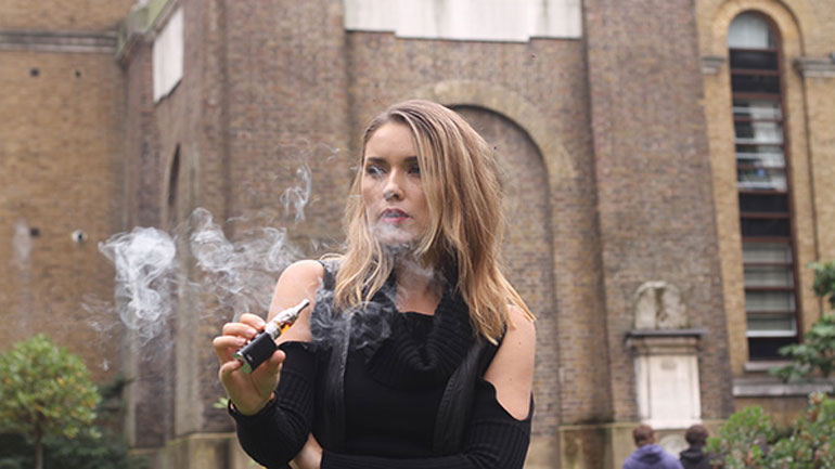 Οι ατμιστές στην Αγγλία είναι πλέον περισσότεροι από τους “διπλούς” χρήστες