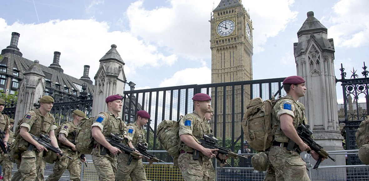 Οι καιροί ου μενετοί – Ο στρατός προστατεύει το βρετανικό κοινοβούλιο