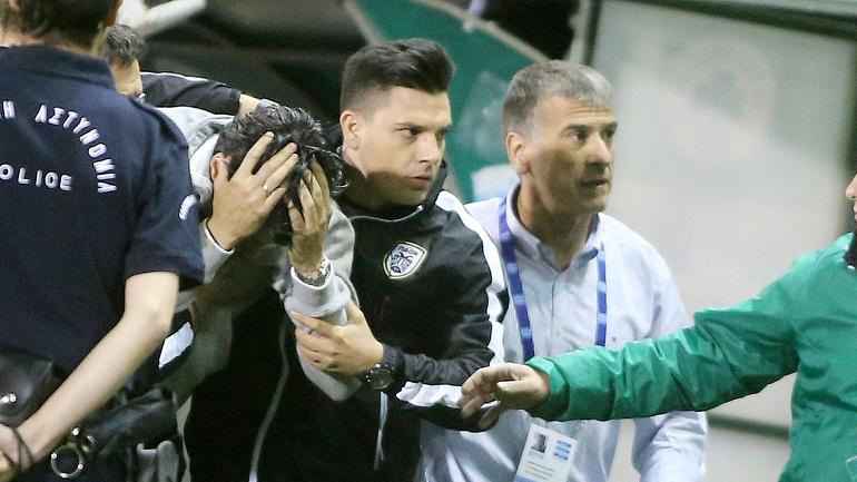 Συνελήφθη ο οπαδός που πέταξε την μπύρα στον Ίβιτς Συνελήφθη ο οπαδός που πέταξε την μπύρα στον Ίβιτς