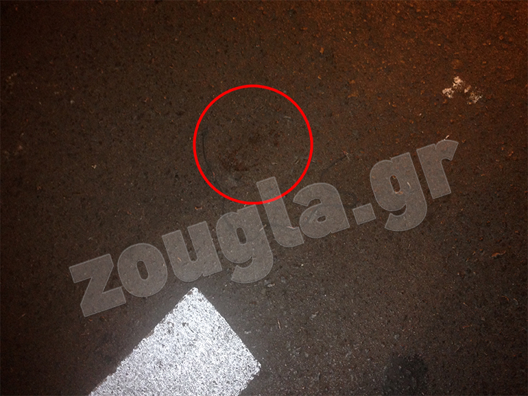 Φωτογραφία από το σημείο της επίθεσης στην οποία φαίνονται κηλίδες αίματος και ένα hands free