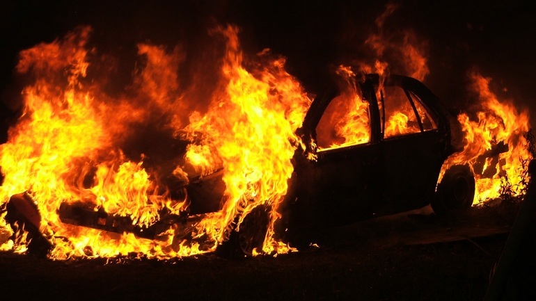 «Λαμπάδιασε» αυτοκίνητο στη Θεσσαλονίκη