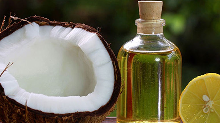 Φτιάξε μόνη σου καθαριστικό προσώπου με καρύδα και πες αντίο στα σπυράκια!