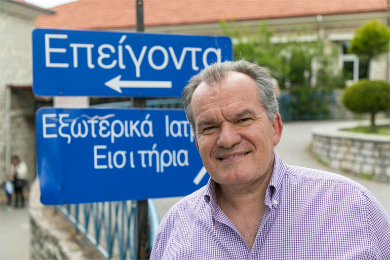 «Όταν ήρθαμε εδώ οι γιατροί και οι νοσηλευτές έπεσαν πάνω στο παιδί και το φρόντισαν. Είχε πάθει αλλεργικό σοκ», λέει ο κύριος Ανδρέας Καραγκούνης και συμπληρώνει: «Δεν φαντάζεστε πόσο σημαντικό είναι, για εμάς τους γονείς, να έχουμε κοντά μας ένα σωστά εξοπλισμένο ιατρείο και τους γιατρούς που εμπιστευόμαστε.»