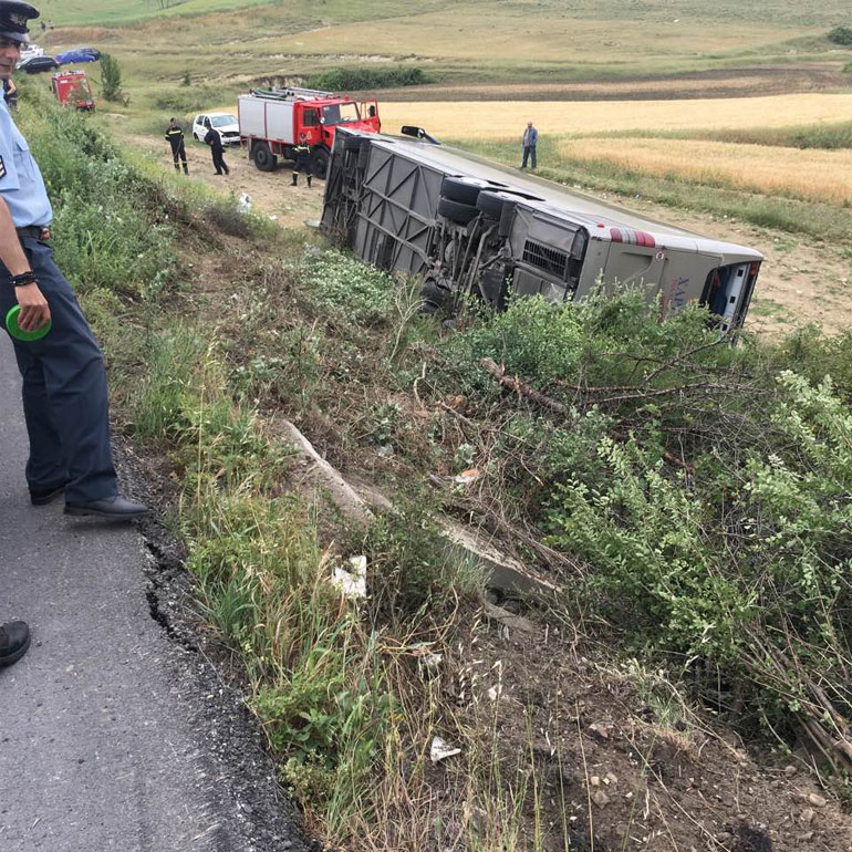 Σέρρες: Εξετράπη τουριστικό λεωφορείο με μαθητές