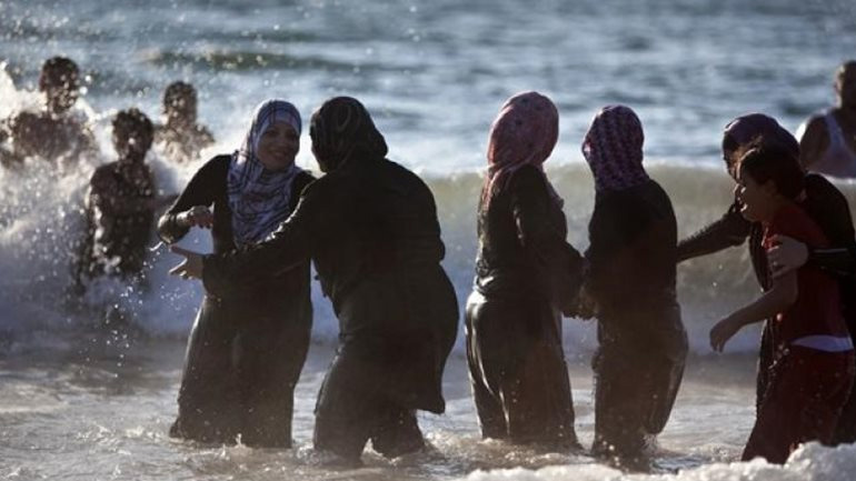 Συνελήφθησαν γυναίκες που σχεδίαζαν να κάνουν μπάνιο με μπουρκίνι στις Κάννες