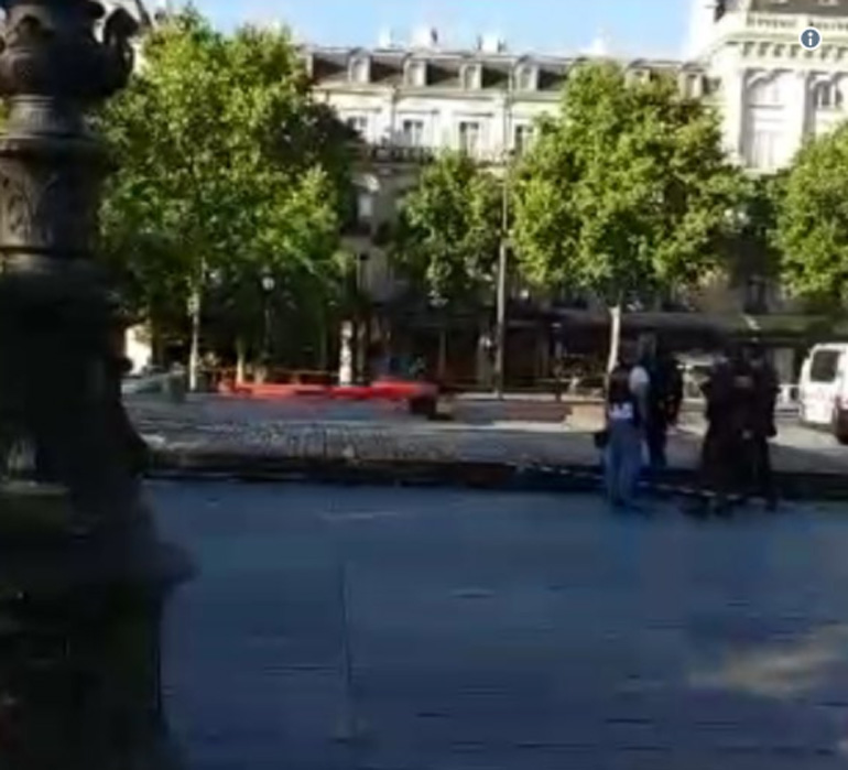 Φωτογραφία από την πλατεία που έχει εκκενωθεί