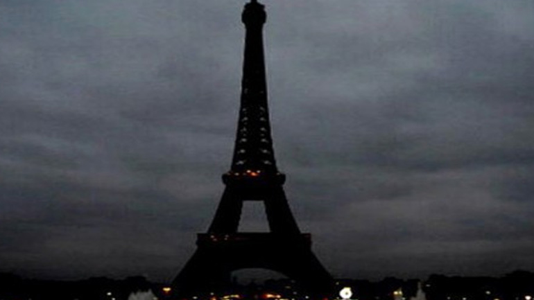 Σβήνουν τα φώτα στον Πύργο του Άιφελ για τους Κόπτες της Αιγύπτου