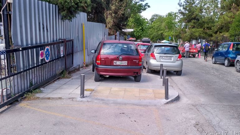 Στάθμευσε παράνομα έξω από το νοσοκομείο ΑΧΕΠΑ