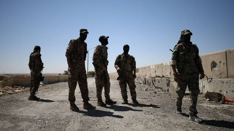 Αεροπορικά πλήγματα στη Μαγιαντίν με πάνω από 100 νεκρούς