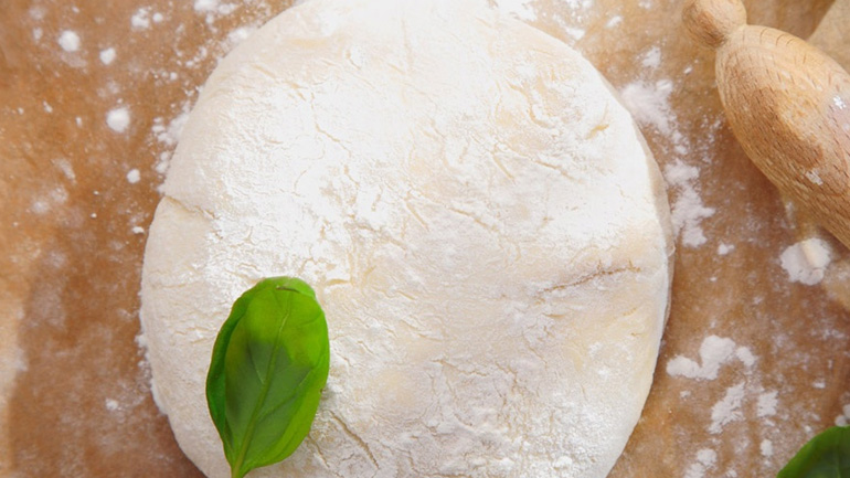 Φτιάξτε τη ζύμη για γνήσια ιταλική πίτσα