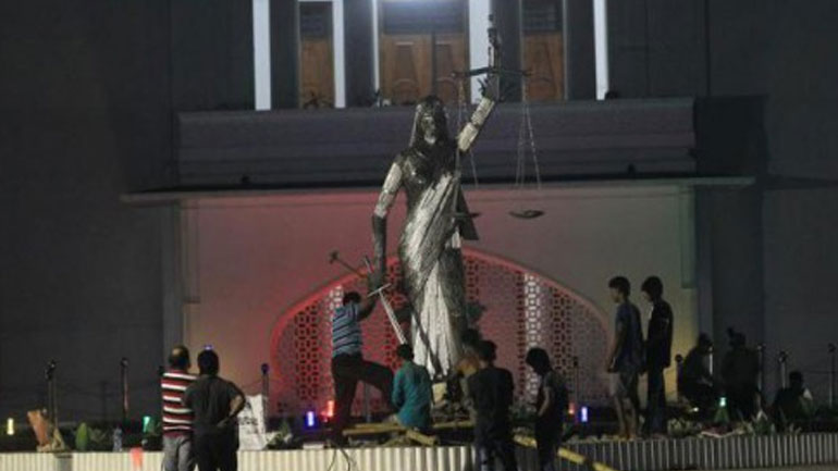Μπανγκλαντές: Οι αρχές κατέστρεψαν άγαλμα που αναπαριστούσε την αρχαιοελληνική θεά Θέμιδα