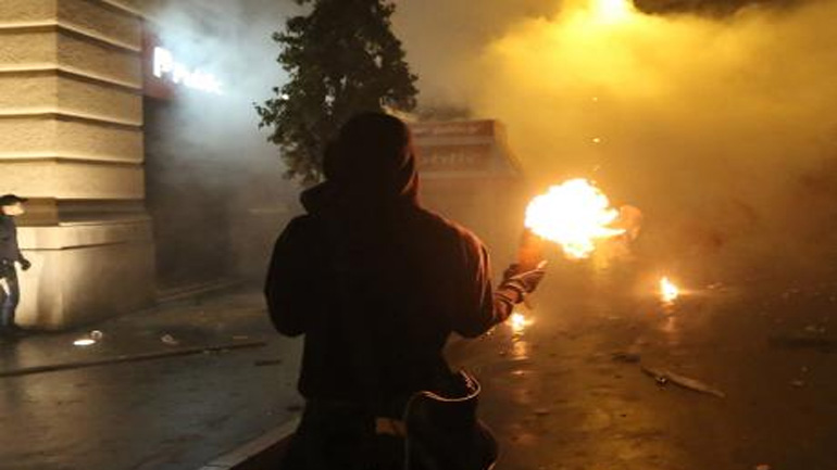 Επίθεση με μολότοφ σε διμοιρία των ΜΑΤ στο κέντρο της Αθήνας