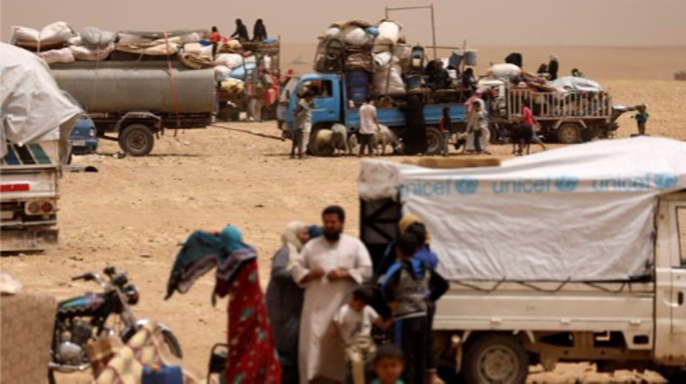 Σύροι πρόσφυγες που εγκαταλείπουν εμπόλεμες περιοχές κοντά στη Ράκα (Reuters).