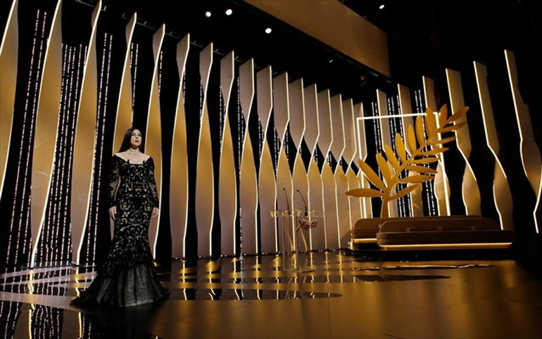 Στιγμιότυπο από την τελετή λήξης με οικοδέσποινα την Μόνικα Μπελούτσι