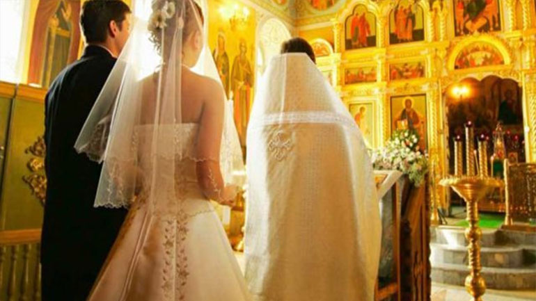 Έγινε και αυτό: Παπάς κλείδωσε την εκκλησία γιατί η νύφη άργησε 45 λεπτά να πάει στο γάμο