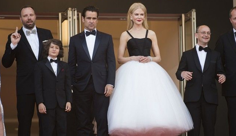 Ο σκηνοθέτης με τους ηθοποιούς της ταινίας