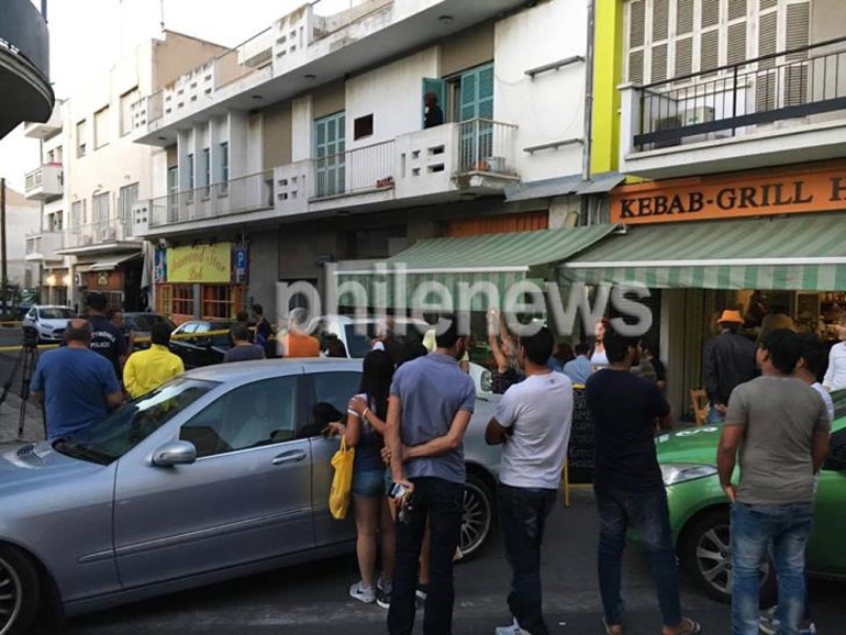 Πολίτες παρακολουθούν τις έρευνες