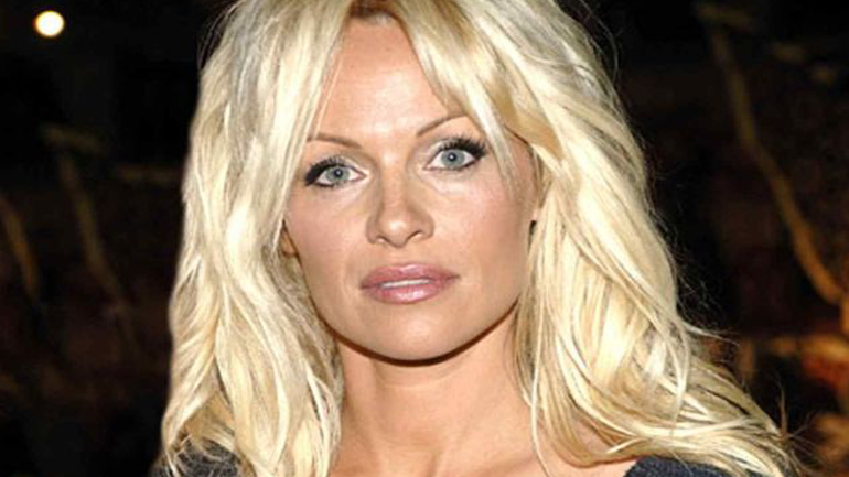 Η Πάμελα Άντερσον καλεί τη Βοσνία να σταματήσει την παραγωγή γούνας