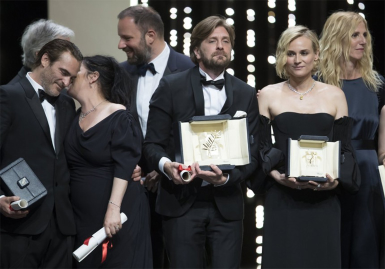 Οι νικητές ποζάρουν με τα βραβεία τους