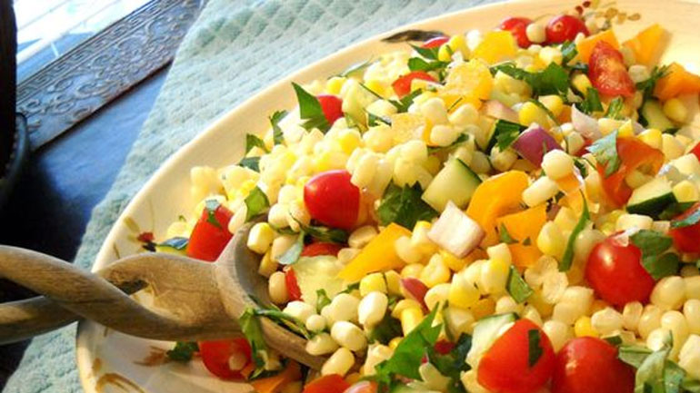 Σαλάτα με ντοματίνια και καλαμπόκι