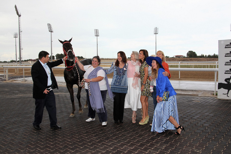 Αγγελική Αμίτση προπονήτρια του ίππου Poetic Guest, Τίνα Οικονόμου, Gwenda Powrie, Meg Cope, Martina Houstova, Lisa Furuland – Kotsianis, με τον νικητή Ίππο Poetic Guest 