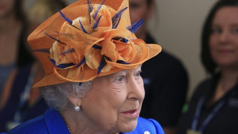 Η Ελισάβετ προσευχήθηκε για τα θύματα του Μάντσεστερ