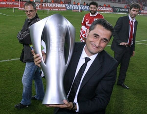 O Bαλβέρδε πανηγυρίζει το ένα από τα τρία πρωταθλήματα που κατέκτησε με τον Ολυμπιακό