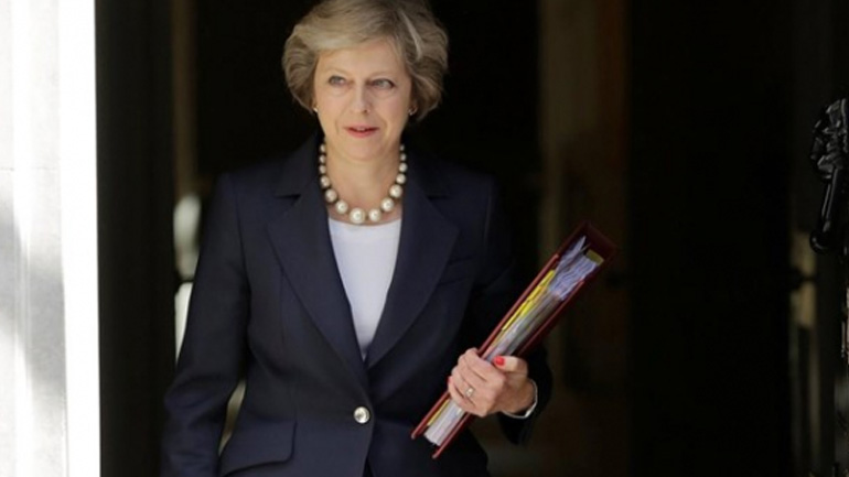Δεν θα καθυστερήσουν οι διαπραγματεύσεις για το Brexit ξεκαθαρίζει η Μέι