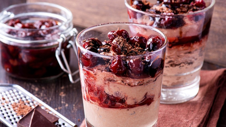 Κρύα μους γιαουρτιού με γλυκό του κουταλιού κεράσι